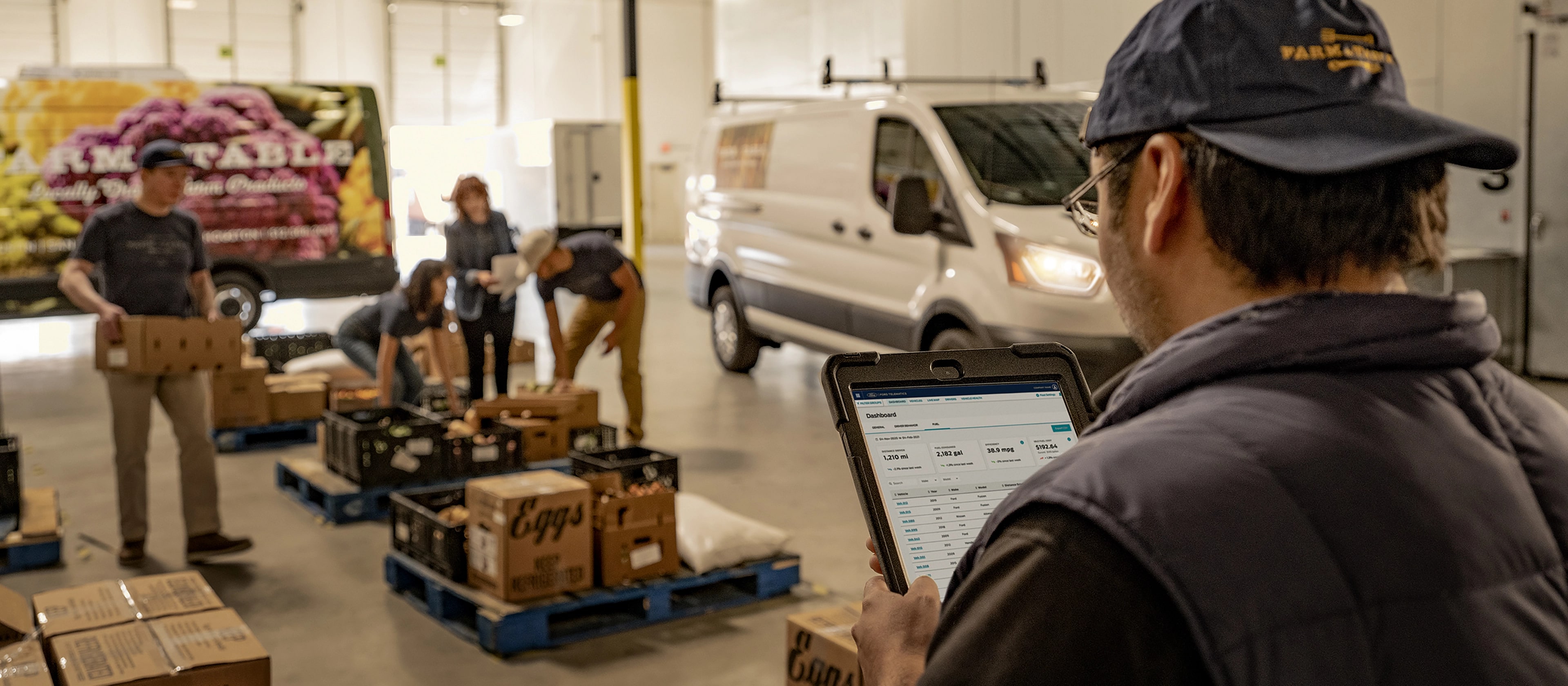 Une équipe de travailleurs qui utilisent le soutien et les services Ford Pro™