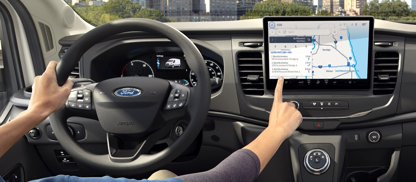 L’intérieur d’une Ford E-Transit™ 2025 illustrant une personne touchant l’affichage de l’ordinateur