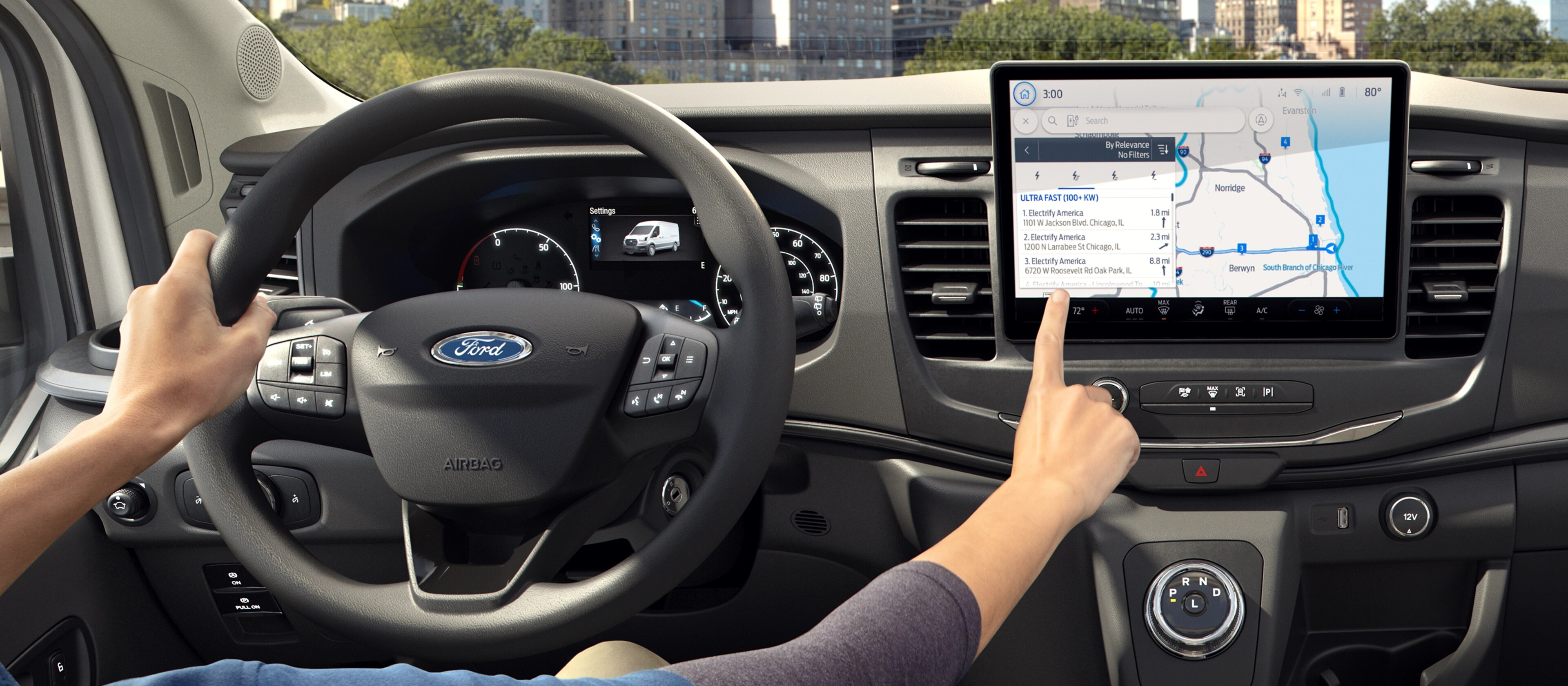 Un conducteur stationné et touchant l’écran de l’ordinateur intérieur