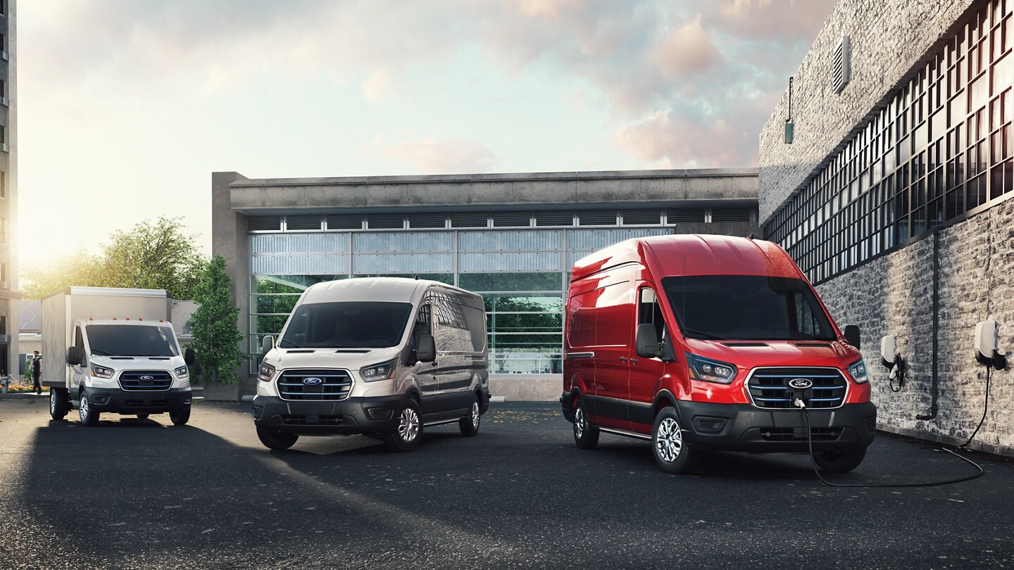 Trois véhicules Ford E-Transit™ 2025 garés dans un stationnement d’entreprise