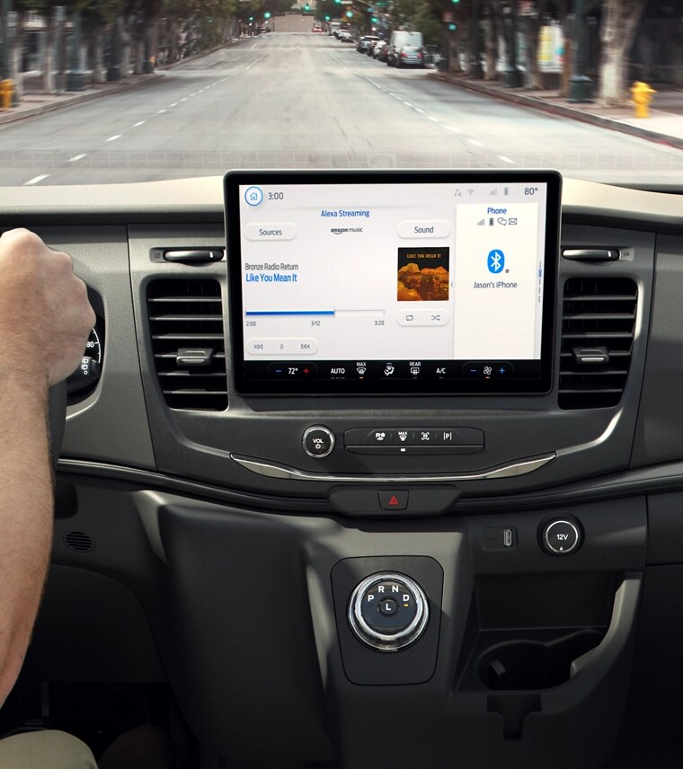 Mains sur le volant à côté de l’affichage de l’ordinateur du tableau de bord