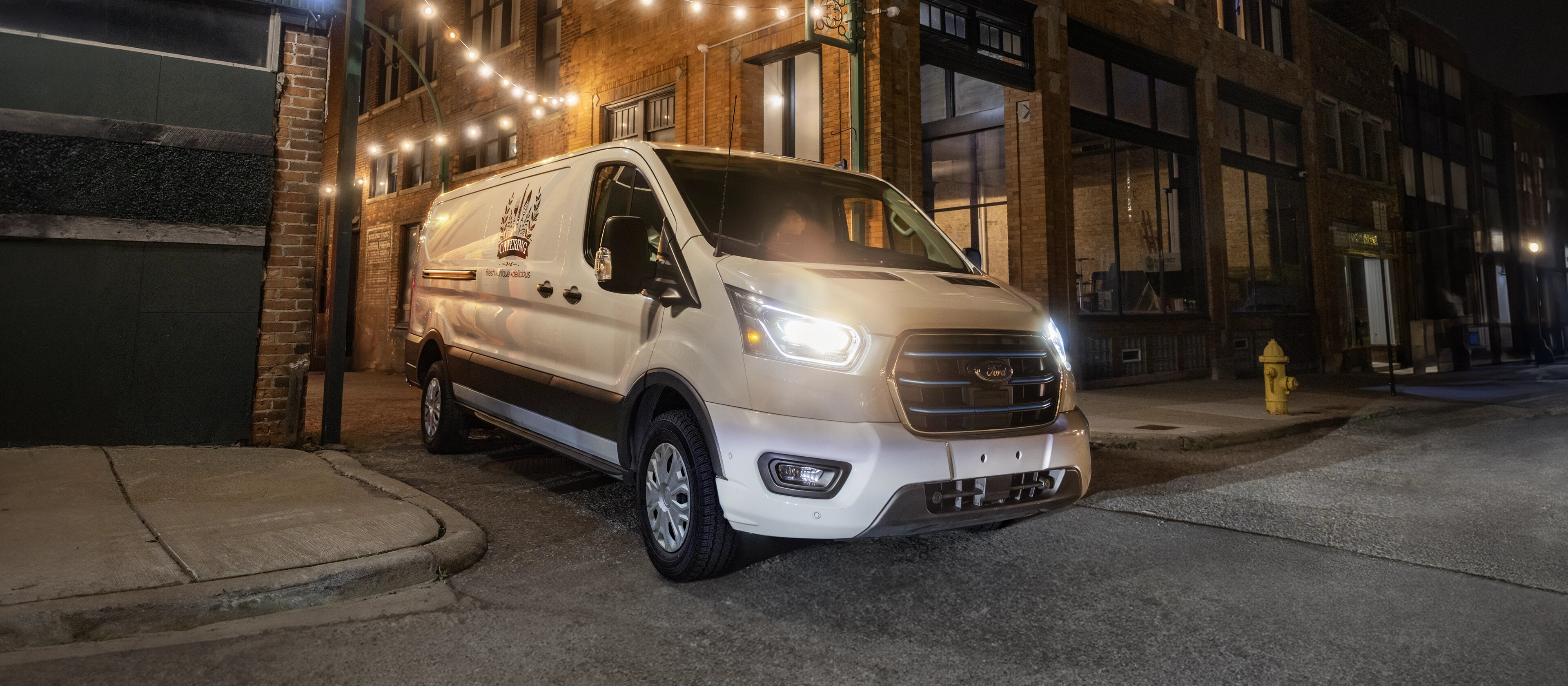 Une fourgonnette Ford E-Transit™ 2025 blanche reculant dans un point de livraison