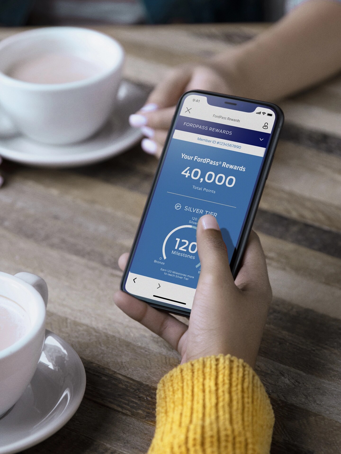 Un téléphone affiche l'application FordPass Rewards.