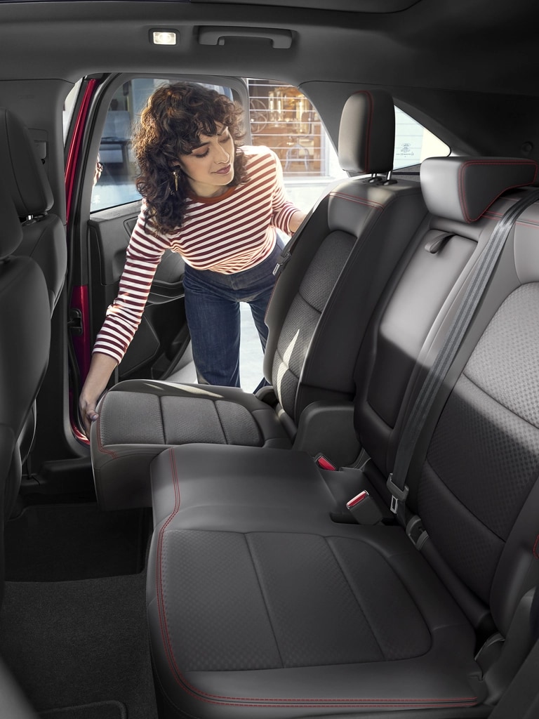 Femme réglant les sièges coulissants de la deuxième rangée dans un VUS Ford Escape® 2025.