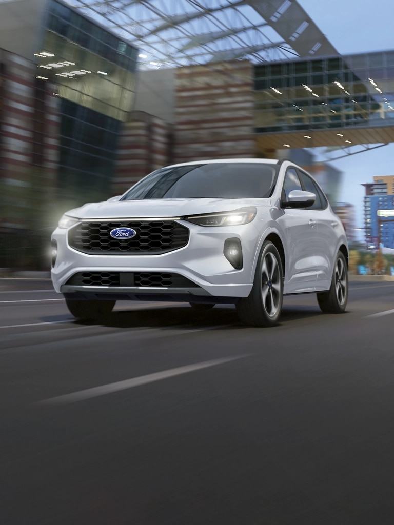 Le VUS Ford Escape® 2025 roule dans une rue urbaine.