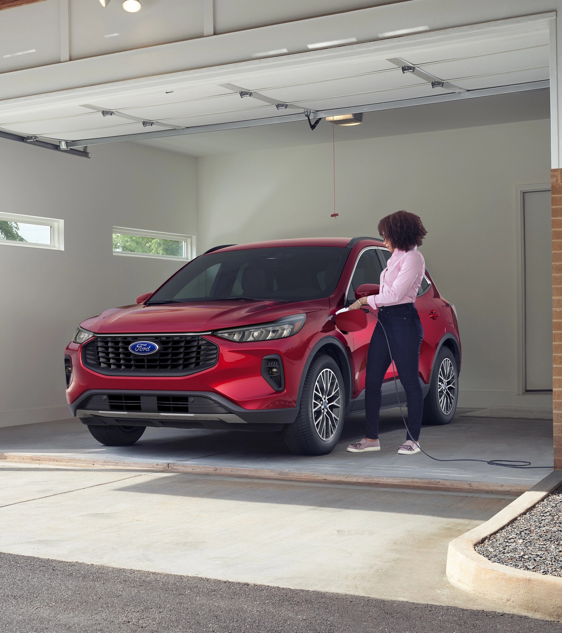 VUS Ford Escape® 2026 couleur rouge rapide stationné dans un garage
