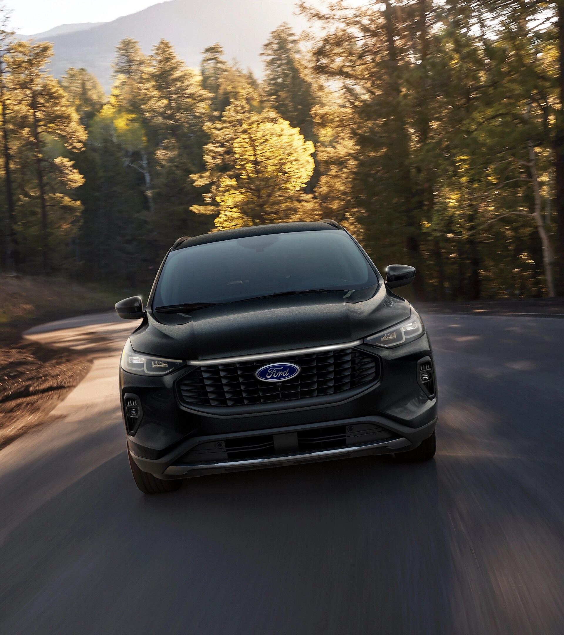 VUS Ford Escape® 2026 roulant vers la caméra sur une autoroute