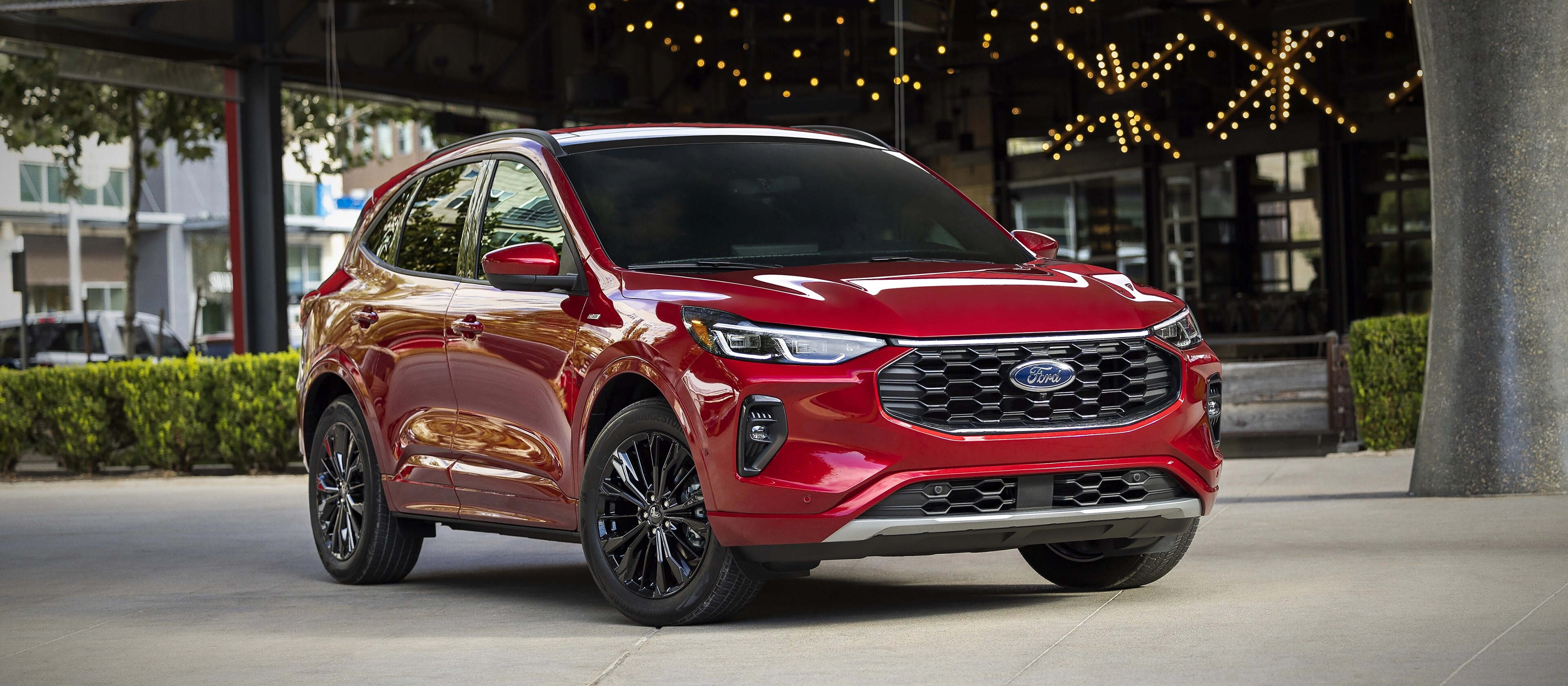 VUS Ford Escape® 2026 stationné devant un magasin