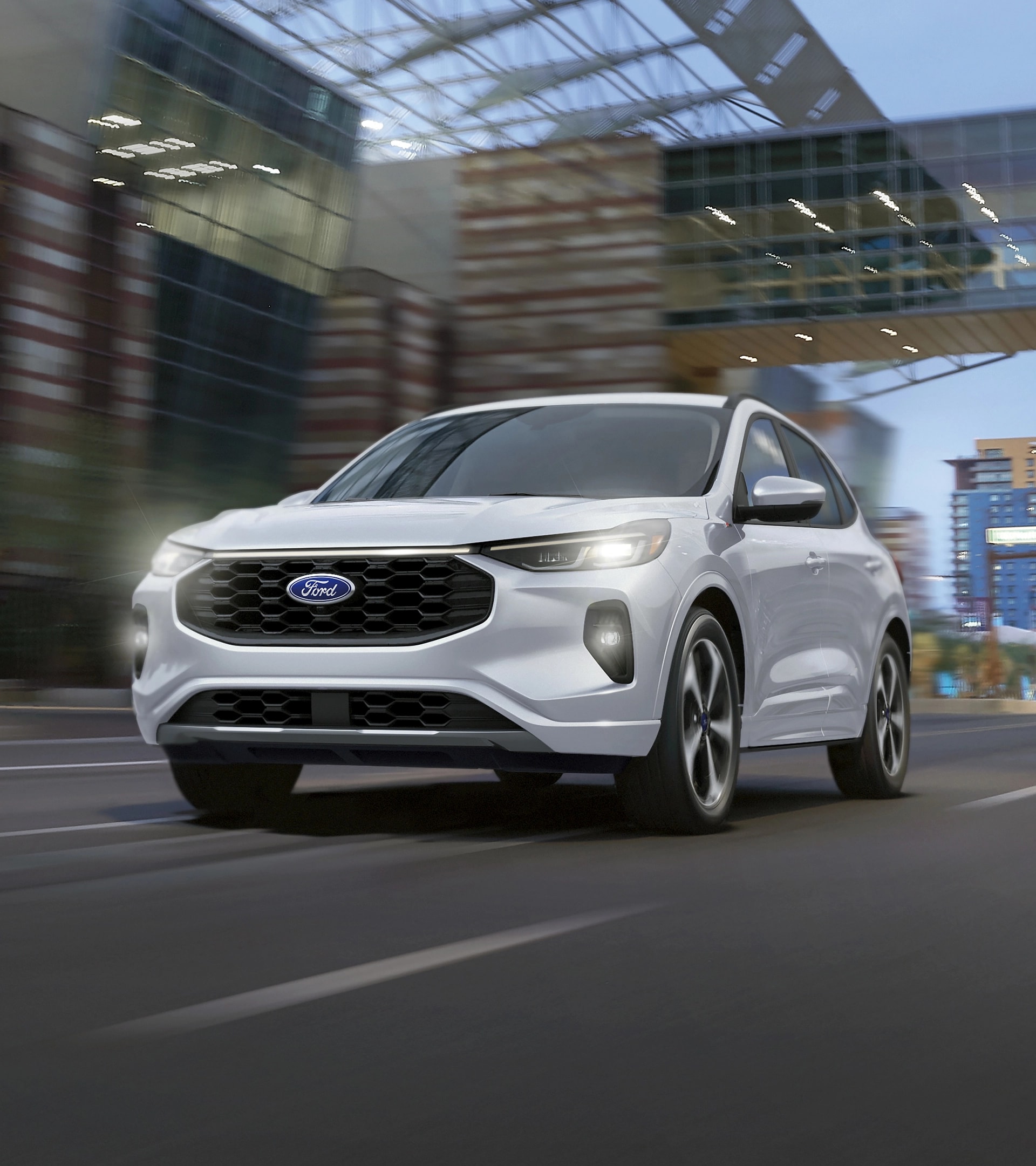 Le VUS Ford Escape® 2026 conduit sur la rue d’une ville