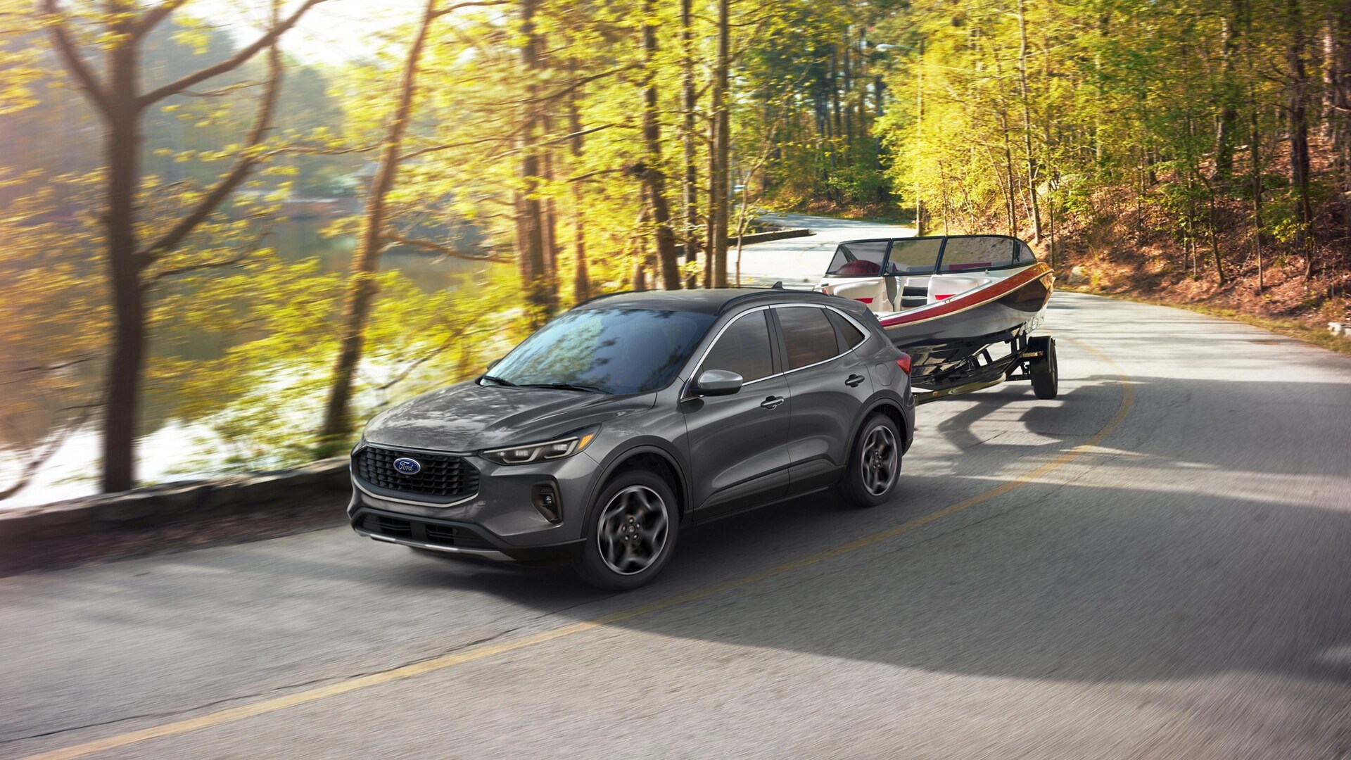 Le VUS Ford Escape® 2026 remorquant un bateau sur une autoroute sinueuse