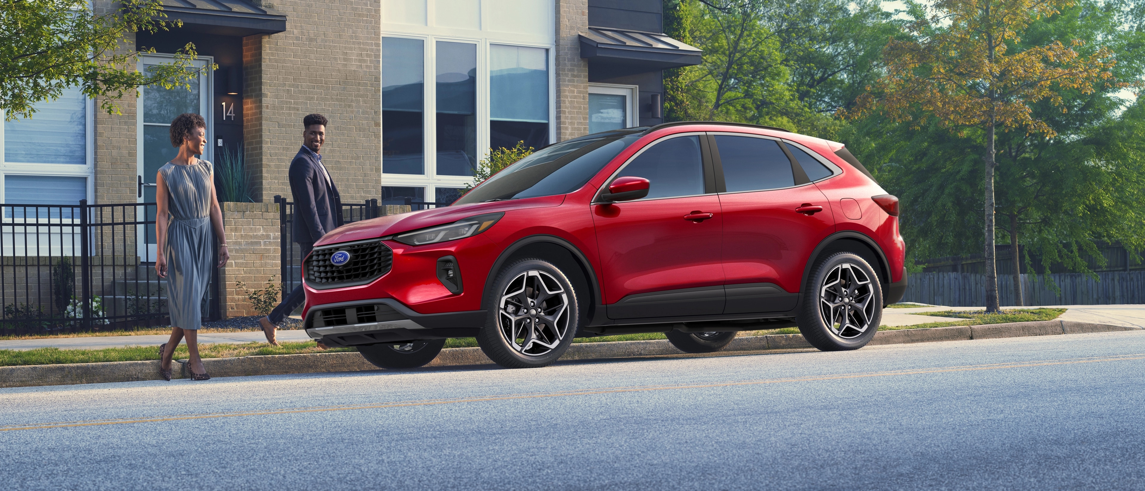 Couple marchant vers un VUS Ford Escape® 2026 rouge rapide