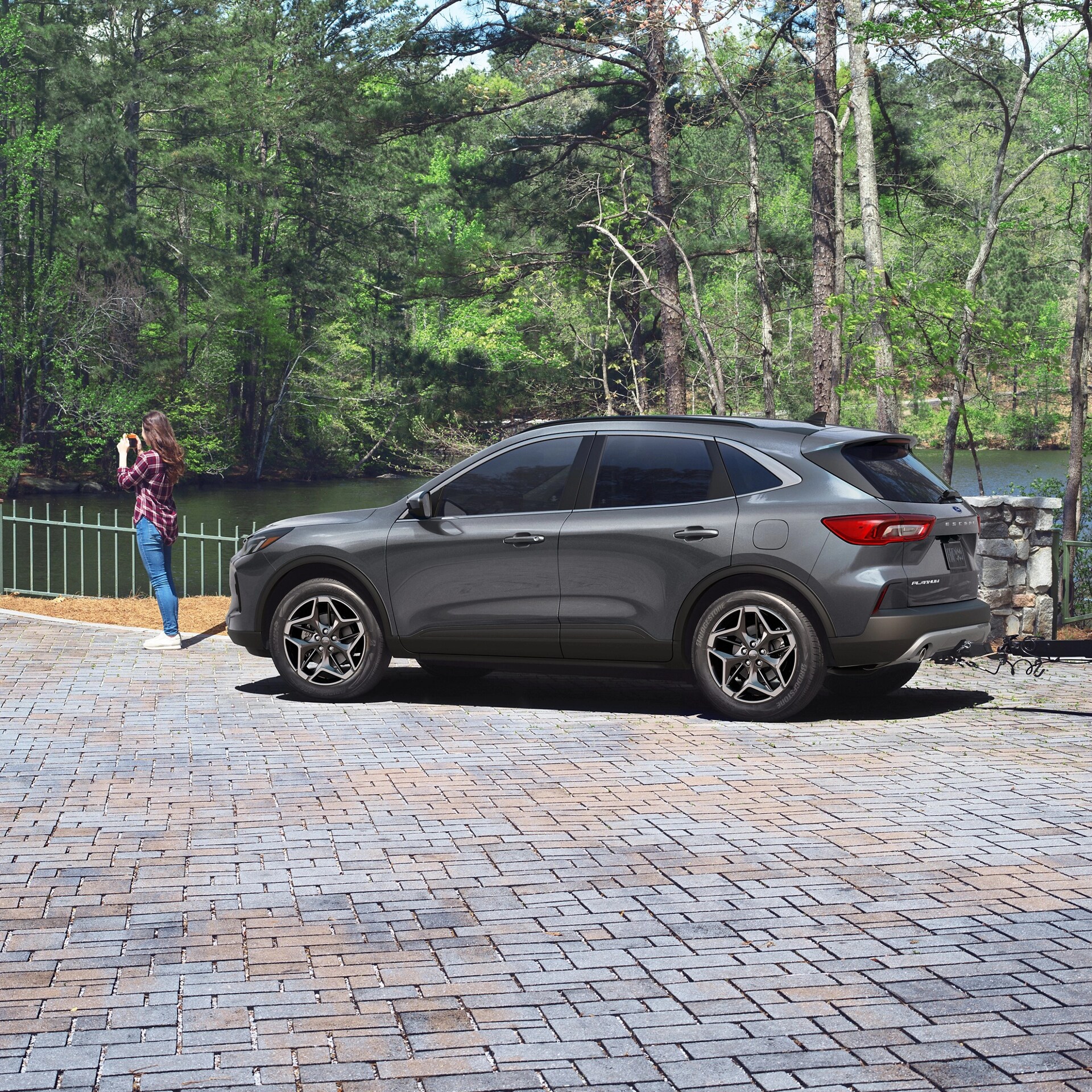 VUS Escape® 2026 stationné à côté d’un lac