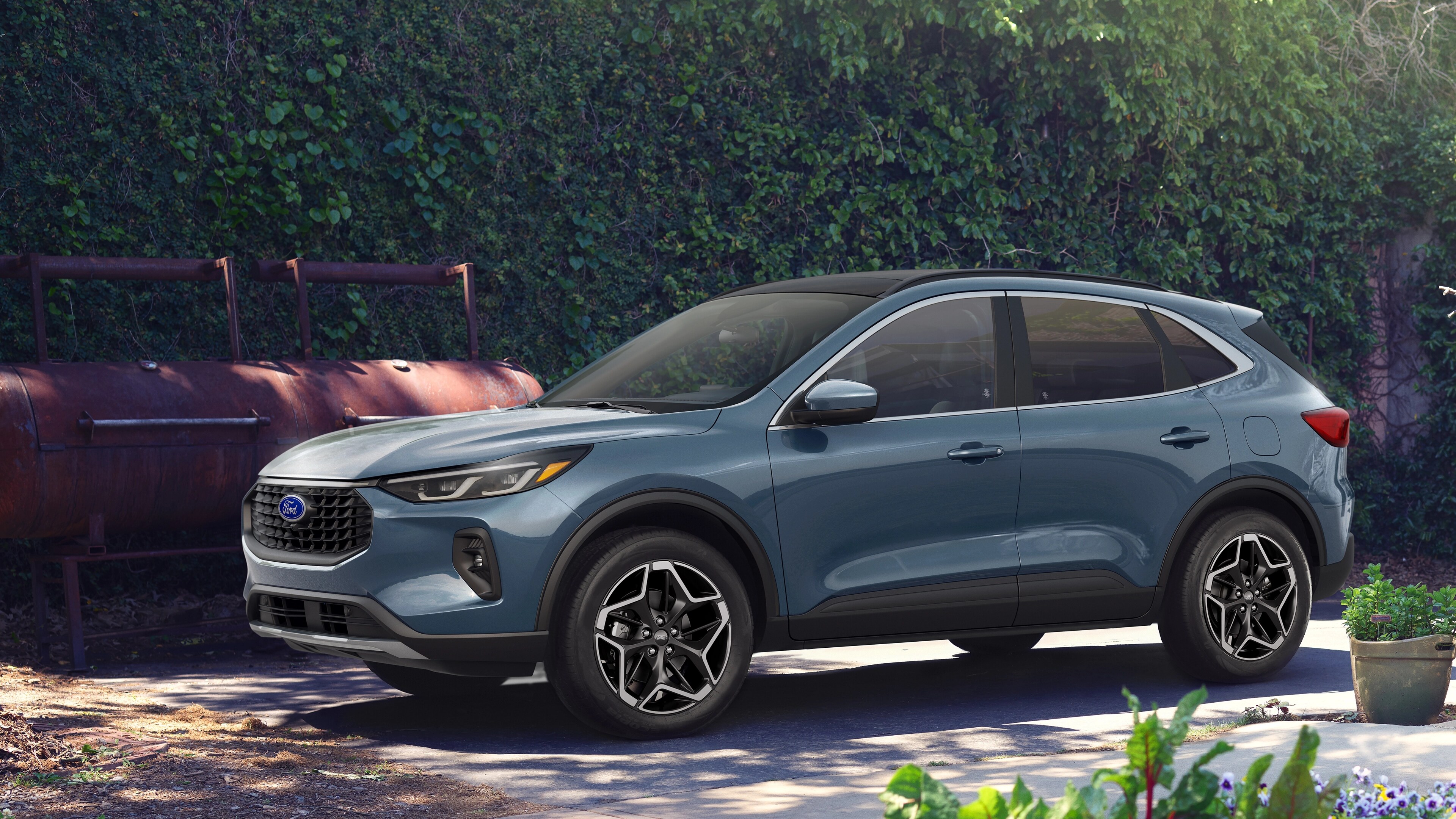 Modèle Ford Escape® Platinum 2026 stationné dans une entrée