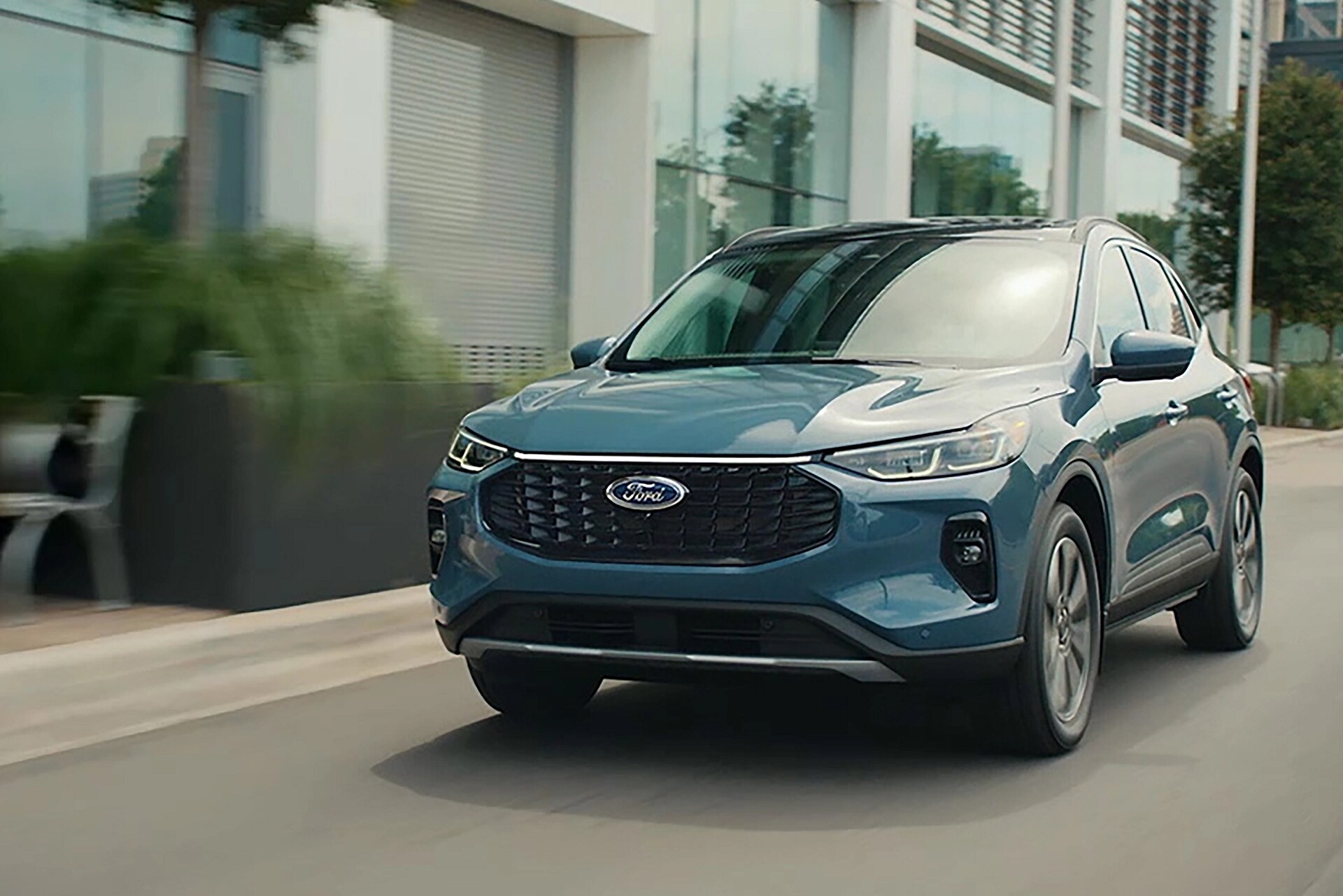 VUS Ford Escape® 2026 stationné à l’extérieur d’un immeuble de bureaux