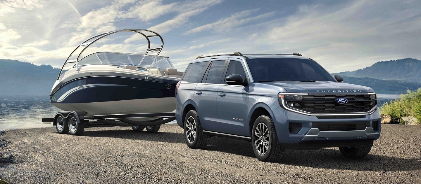 Modèle Ford Expedition® 2025 avec un conducteur tirant un bateau sur une remorque