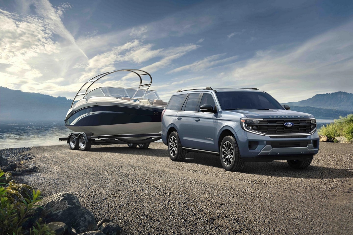 Modèle Ford Expedition® 2025 avec un conducteur tirant un bateau sur une remorque