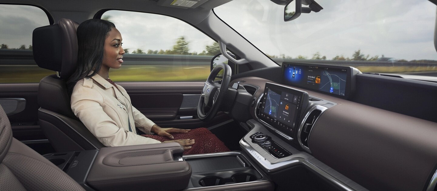 Conducteur utilisant Ford BlueCruise en option dans un VUS Ford Expedition® 2025