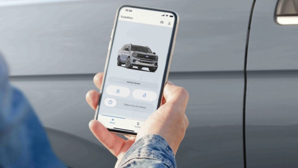 Personne utilisant l’application FordPass® en option avec la fonction téléphone comme clé avec un VUS Ford Expedition® Platinum® 2025