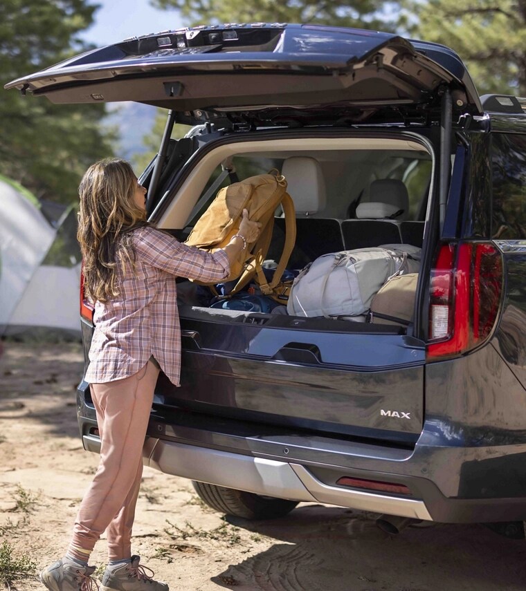 Personne chargeant des sacs dans un VUS Ford Expedition® MAX 2025 avec portillon divisé Ford