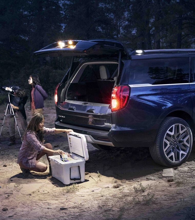 VUS Ford Expedition® 2025 avec éclairage de zone à 360 degrés en option avec des personnes à proximité