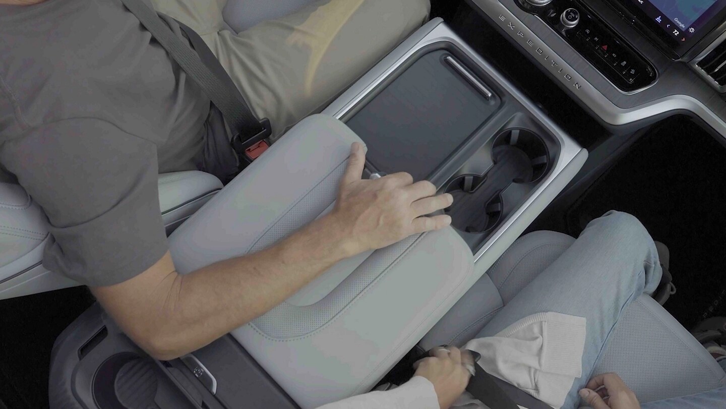 Deux passagers dans un VUS Ford Expedition® 2025 avec le conducteur utilisant la console électrique Flex