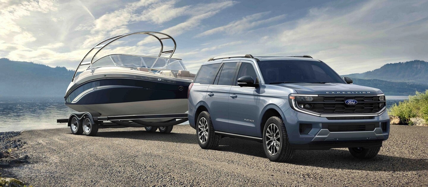 Modèle Ford Expedition® 2025 avec un conducteur tirant un bateau sur une remorque