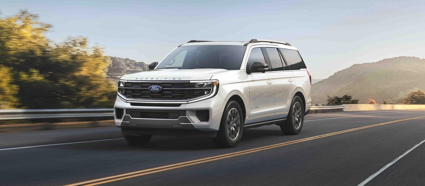 Modèle Ford Expedition® Platinum® 2025 circulant sur une autoroute