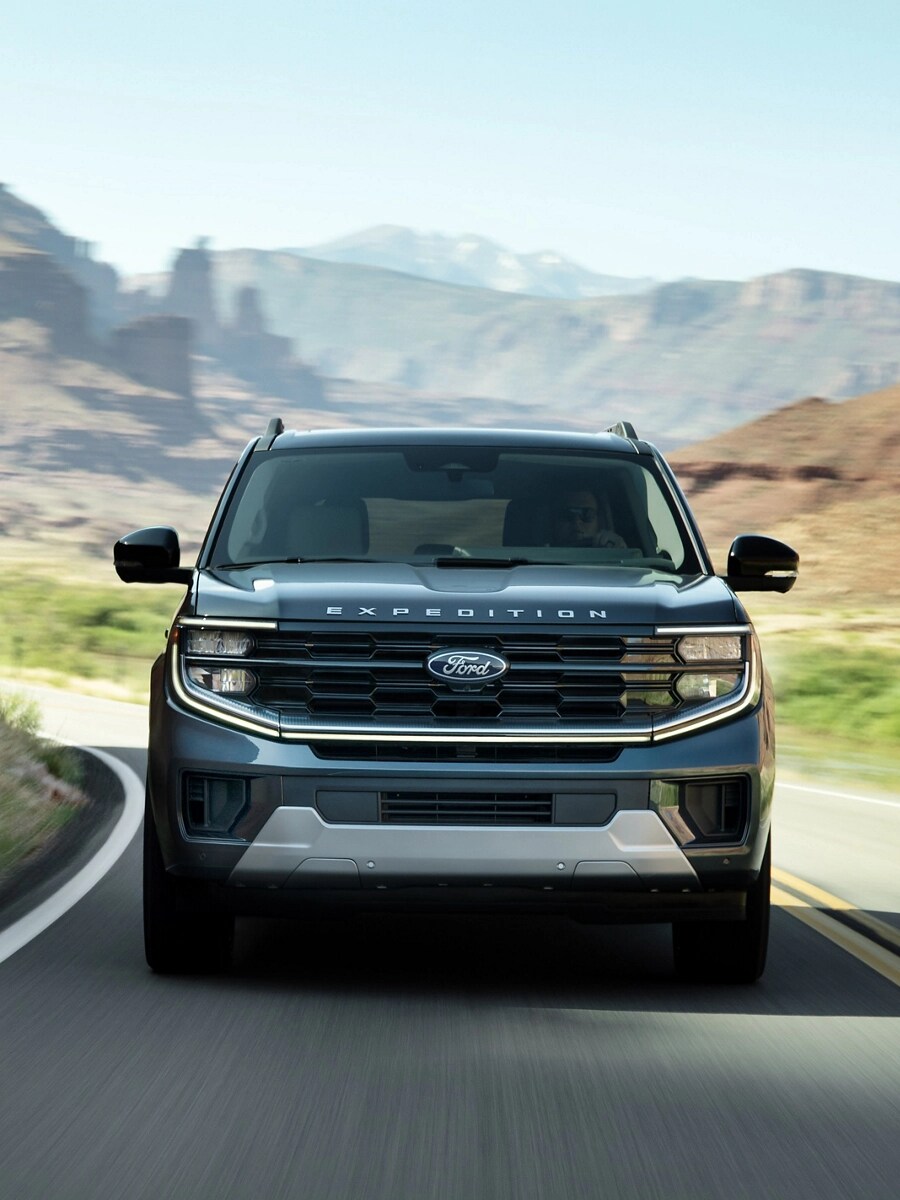 Un VUS Ford Expedition® Platinum® Ultimate 2025 circulant sur une autoroute