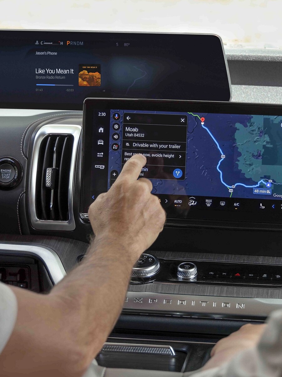 Deux passagers dans un VUS Ford Expedition® 2025 avec le conducteur utilisant l’affichage central de 13,2 po