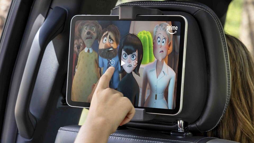 Passager utilisant une tablette dans le porte-appareil numérique de la deuxième rangée en option dans un VUS Ford Expedition® 2025