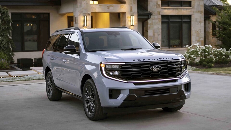 VUS Ford Expedition® 2025 avec ensemble de performance Stealth en option stationné dans une entrée de maison