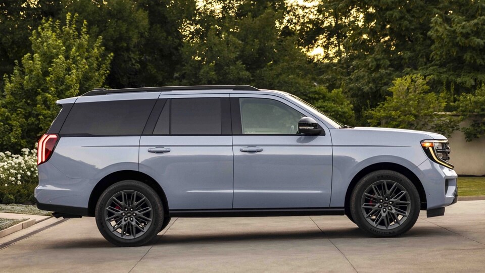 Profil latéral d’un VUS Ford Expedition® 2025 stationné dans une allée