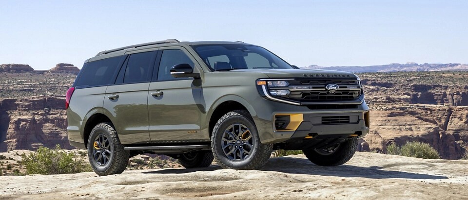 VUS Ford Expedition® Tremor® 2025 conduit dans un désert