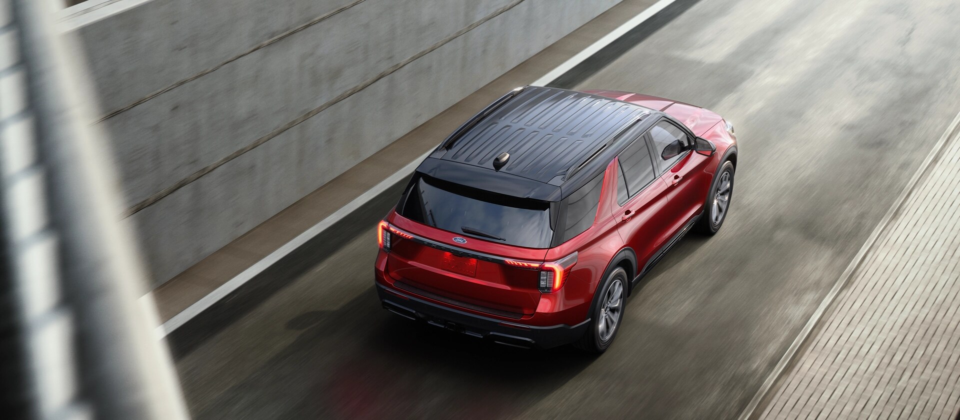 Ford Explorer® 2025 rouge circulant dans une rue de la ville