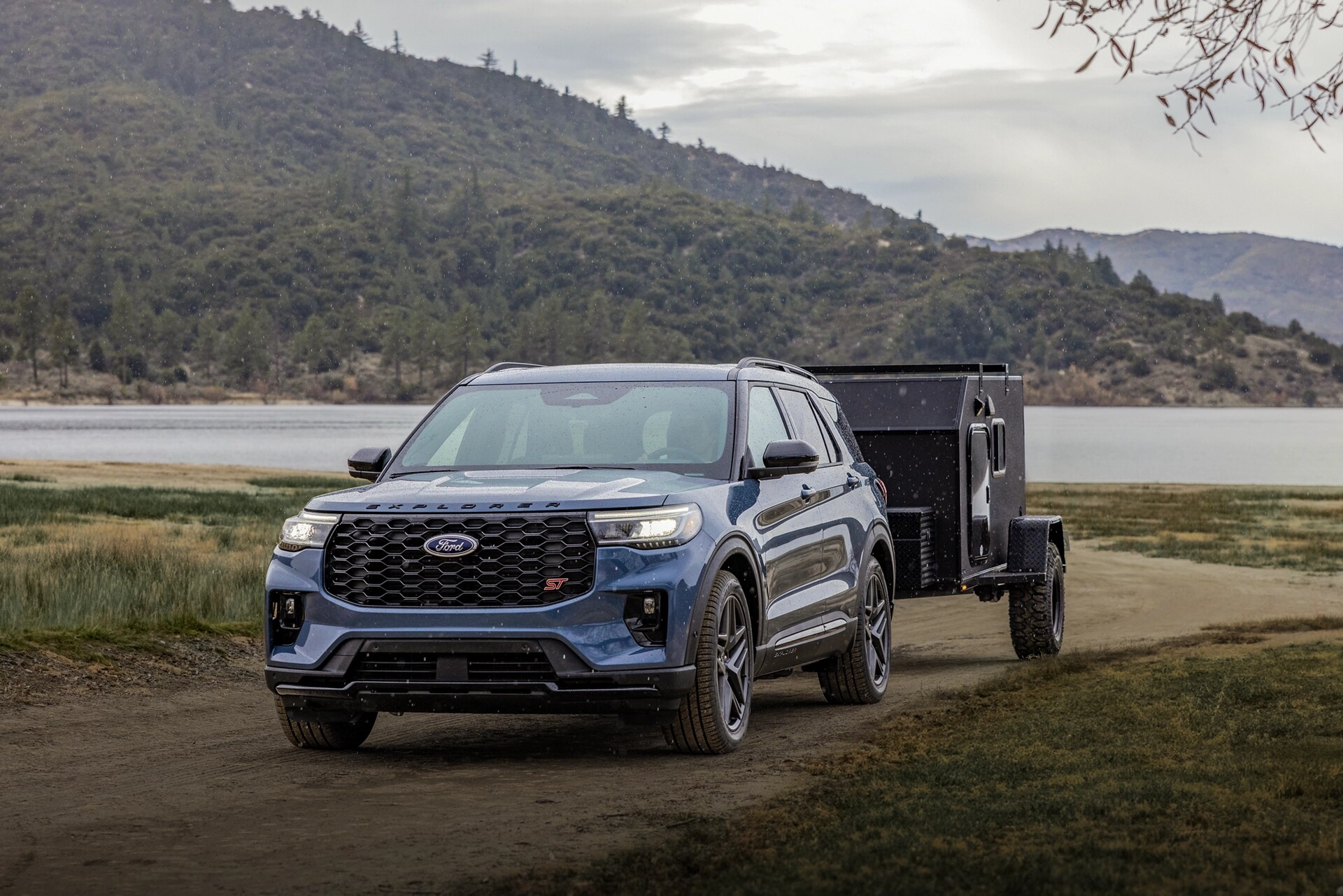 Modèle Ford Explorer® ST 2025 bleu vapeur métallisé tirant une remorque