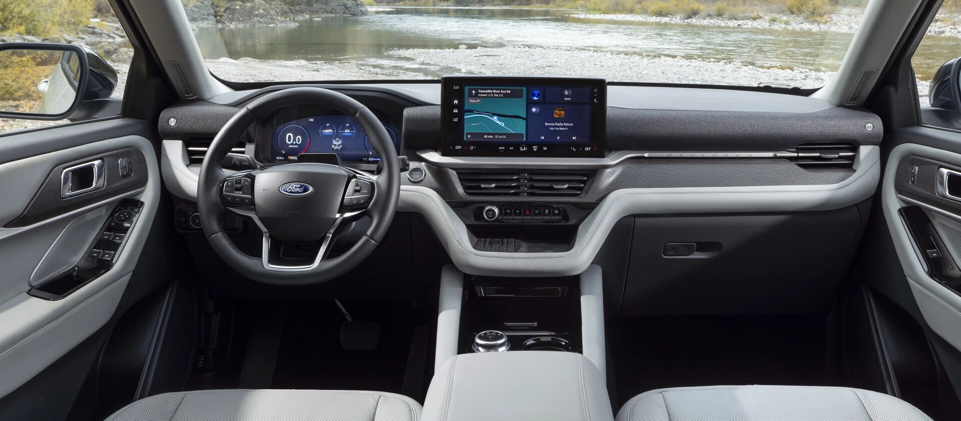 Sièges avant et tableau de bord d’un VUS Ford Explorer® 2025