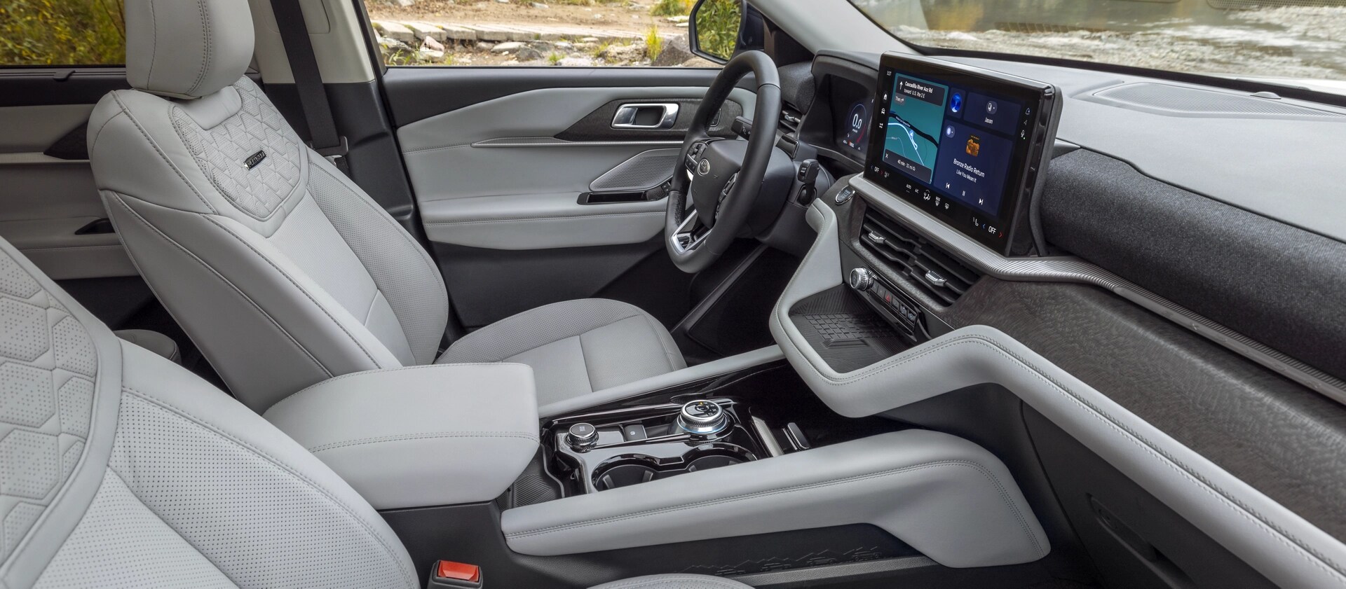 Sièges avant et tableau de bord d’un VUS Ford Explorer® 2025