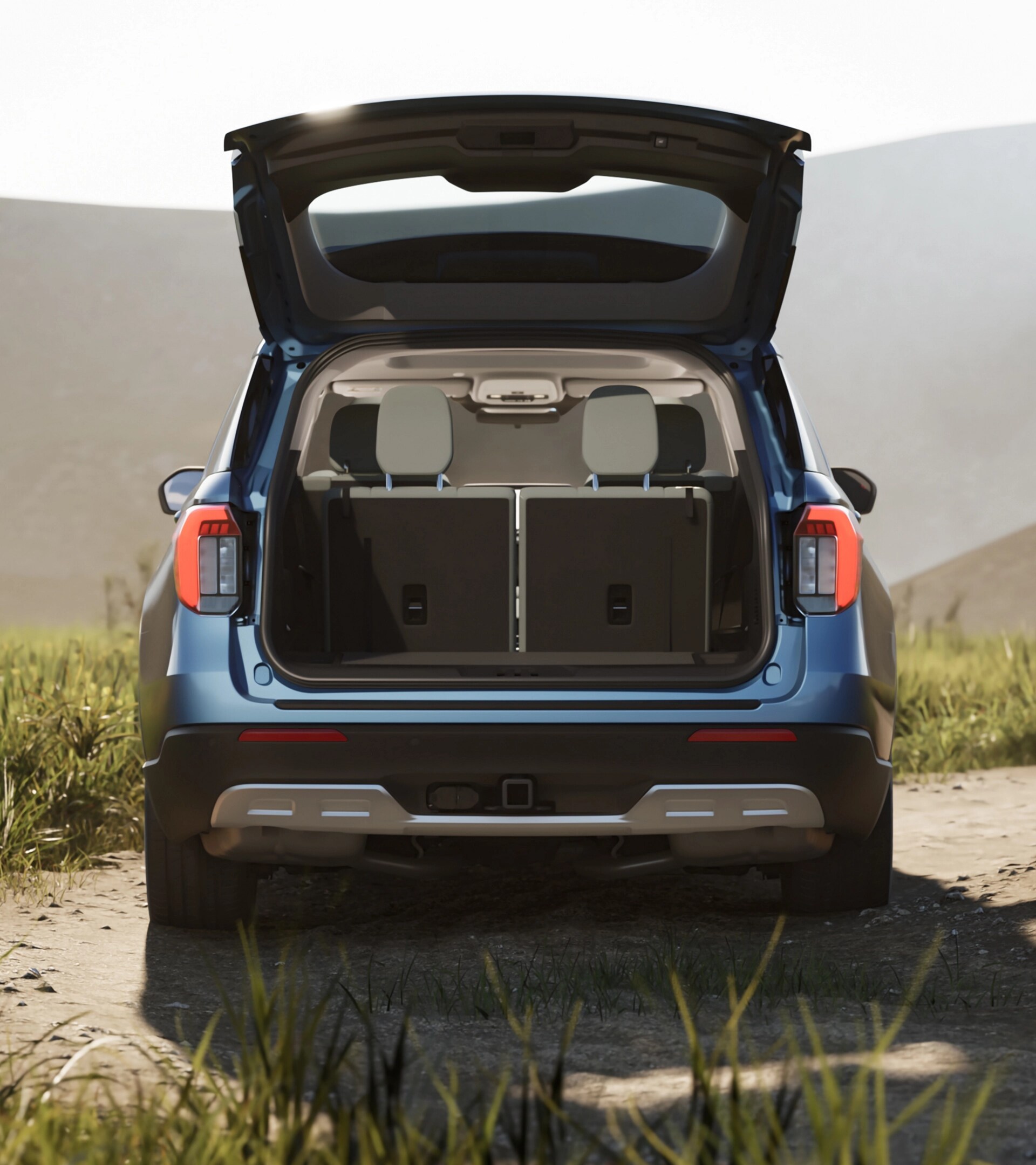 Vue arrière d’un VUS Ford Explorer® 2025 bleu vapeur métallisé son hayon ouvert