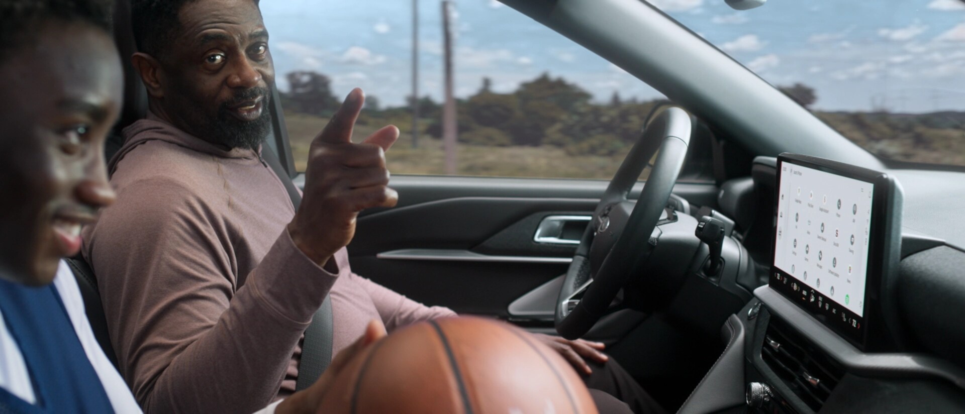 Intérieur d’un VUS Ford Explorer® 2025 circulant avec les mains du conducteur sur le volant