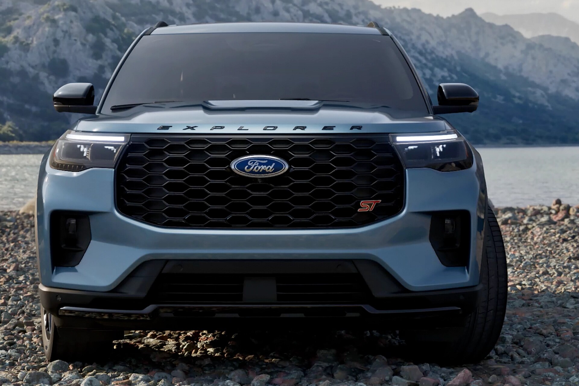 Gros plan sur la calandre noire et l’insigne rouge ST sur un Ford Explorer® ST 2025