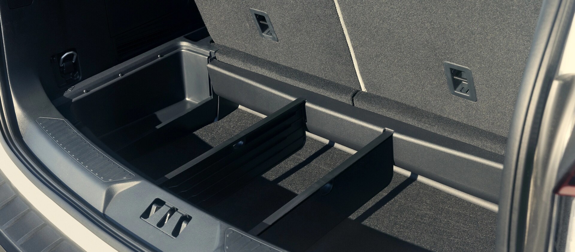 Rangement au sol dans la zone de chargement arrière d’un VUS Ford Explorer® 2025