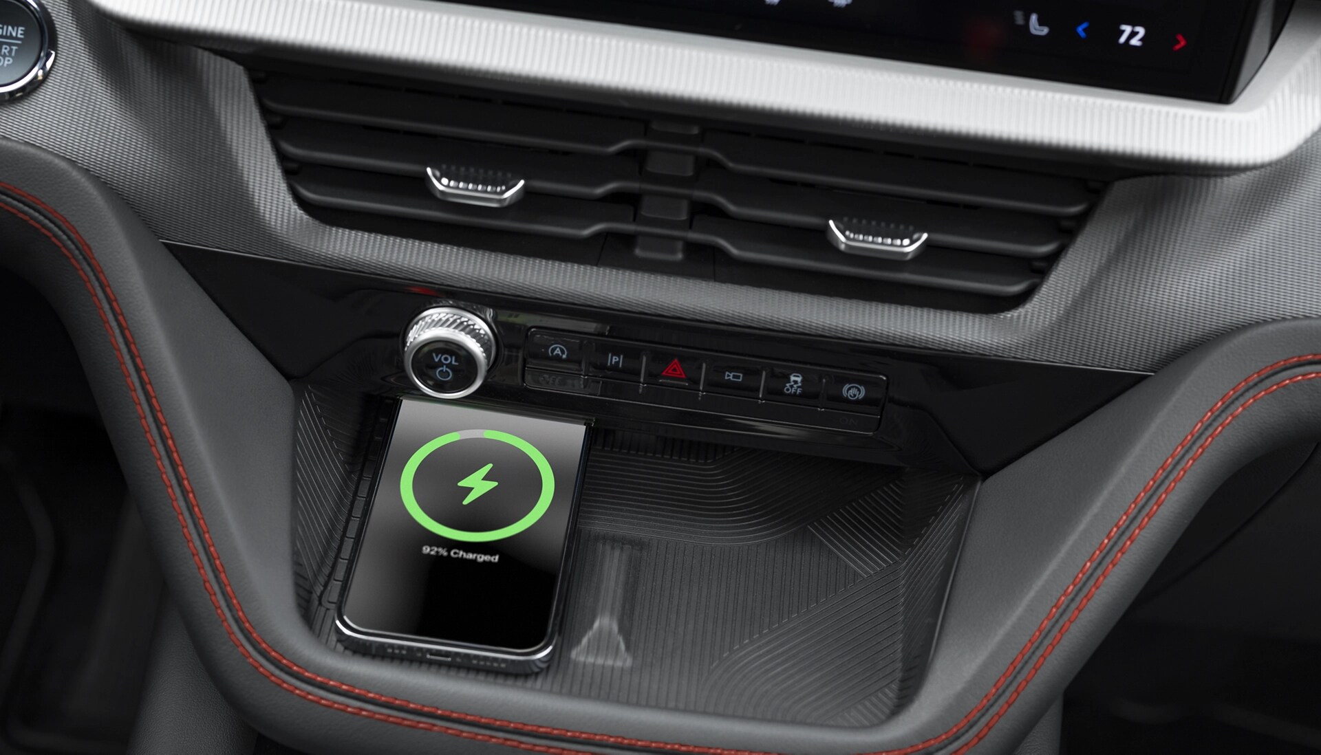Un téléphone intelligent se recharge sur le chargeur sans fil d’un VUS Ford Explorer® 2025