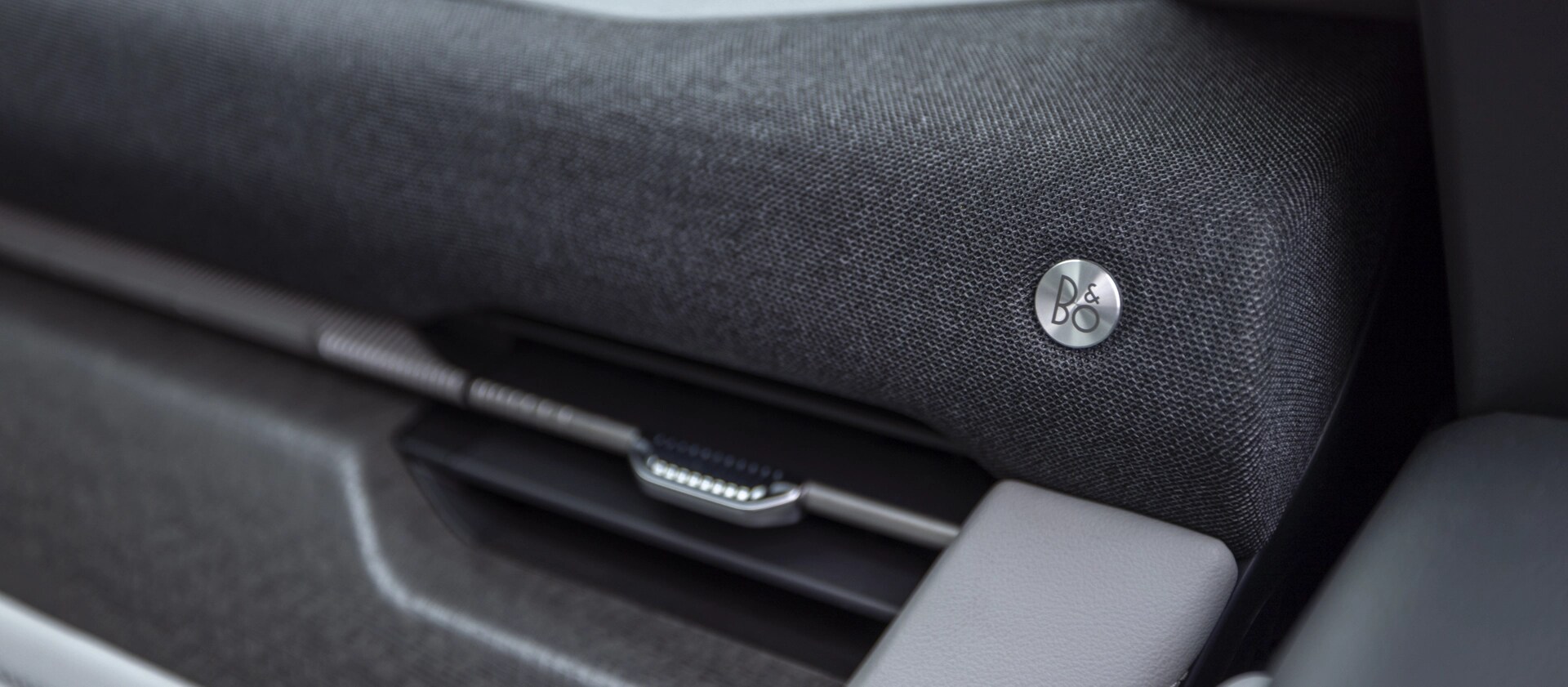 Gros plan du logo B&O® sur le haut-parleur avant d’un VUS Ford Explorer® 2025