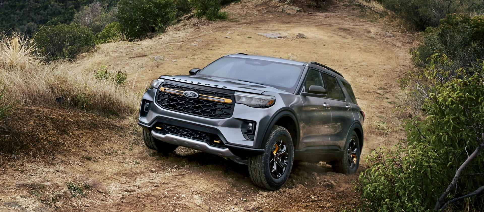 Un VUS Ford Explorer® Tremor® 2026 circulant sur une route de montagne poussiéreuse