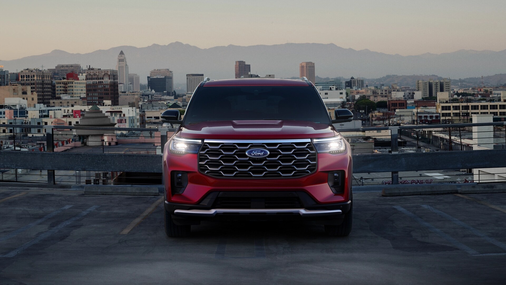 L’avant d’un VUS Ford Explorer® 2026 avec les phares allumés