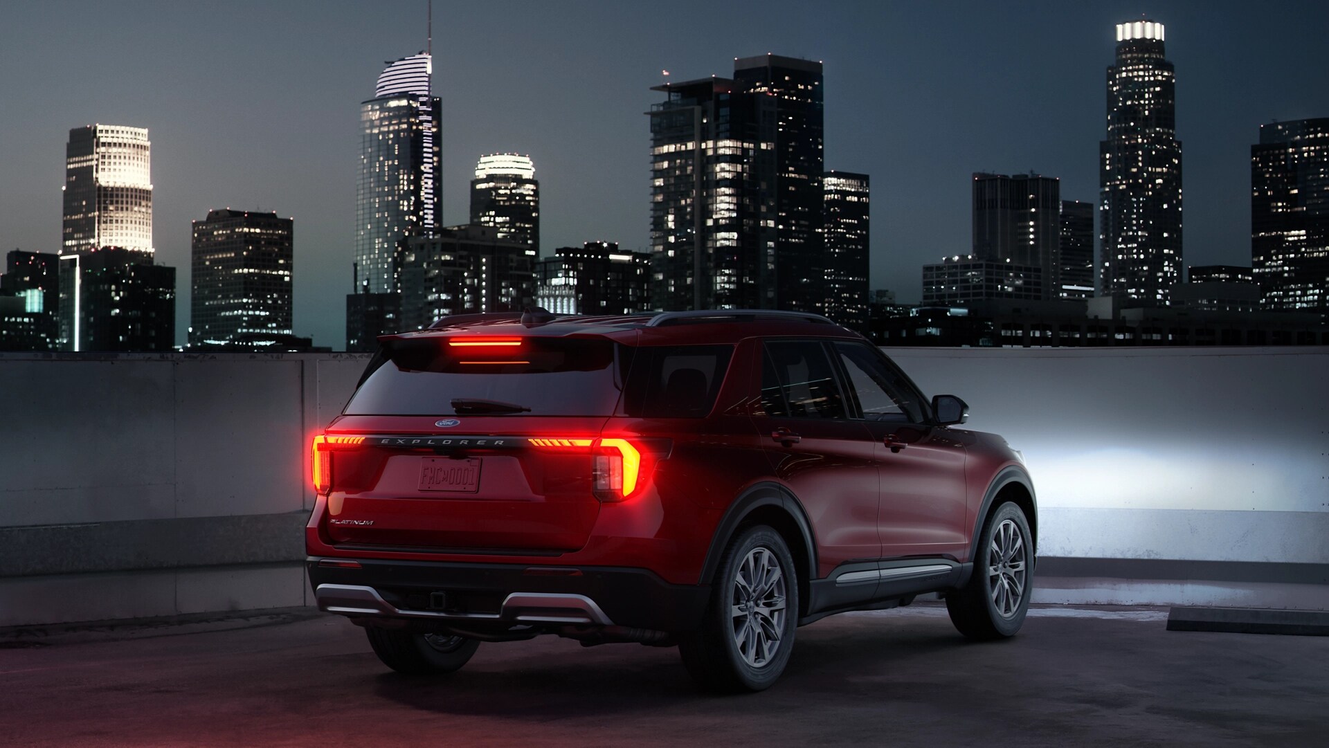 Vue arrière aux trois quarts d’un VUS Ford Explorer® 2026 avec les feux arrière allumés