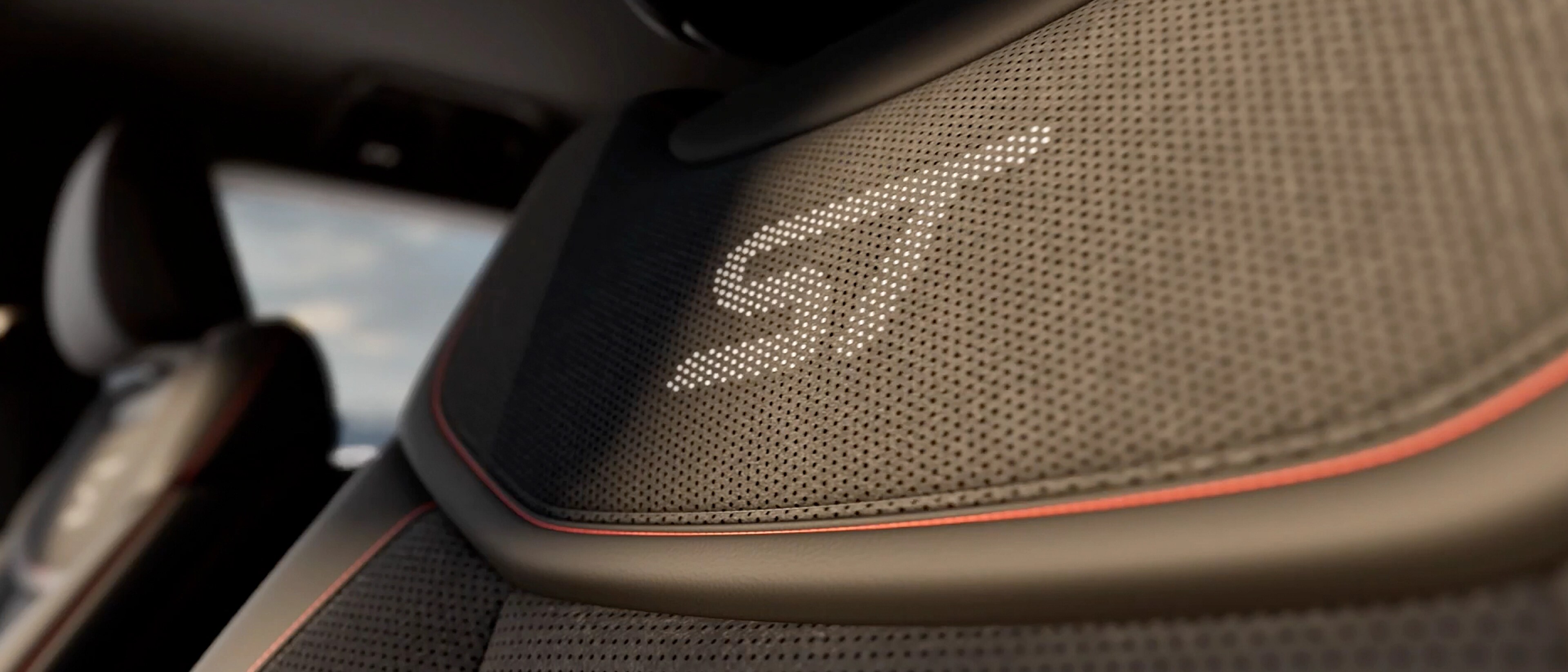 Gros plan sur les coutures du dossier du siège d’un VUS Ford Explorer® ST 2026
