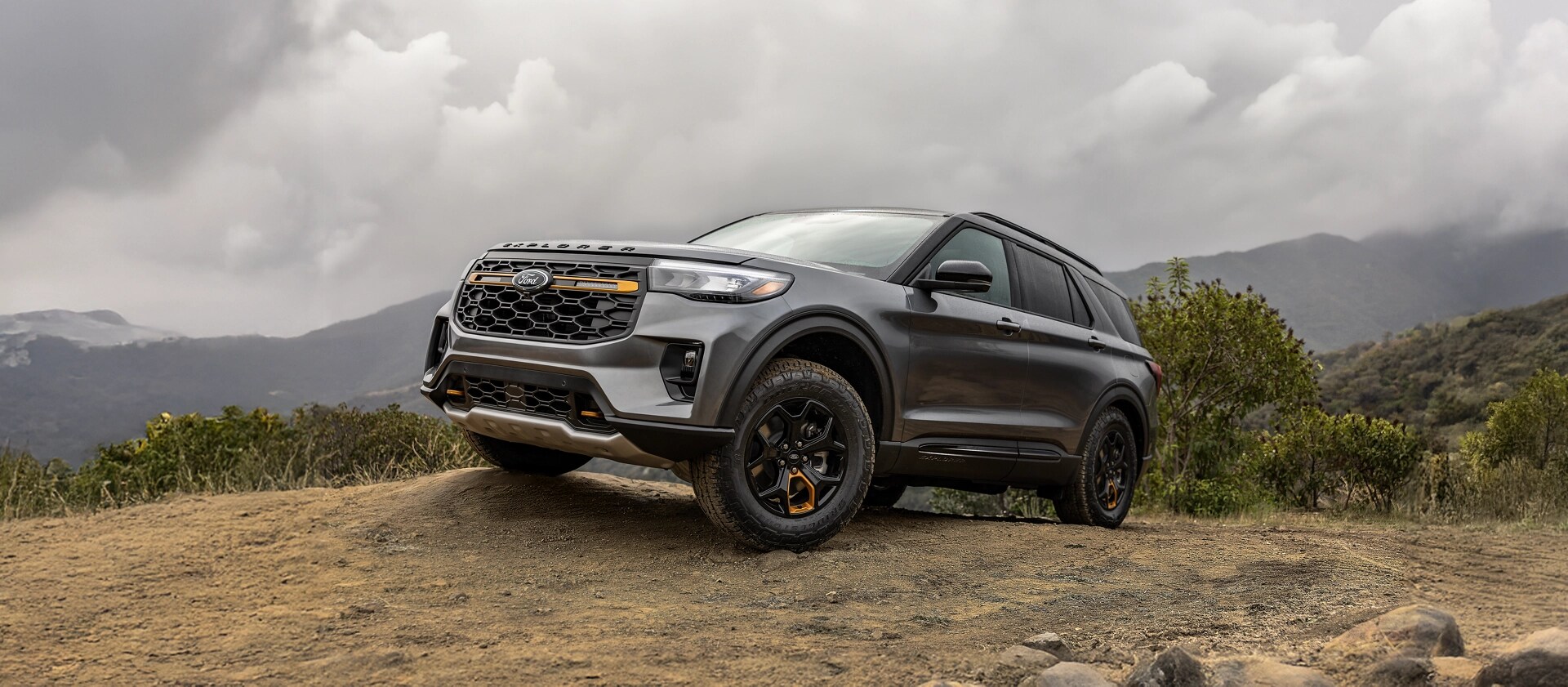 Un VUS Ford Explorer® Tremor® 2026 stationné sur une roche boueuse