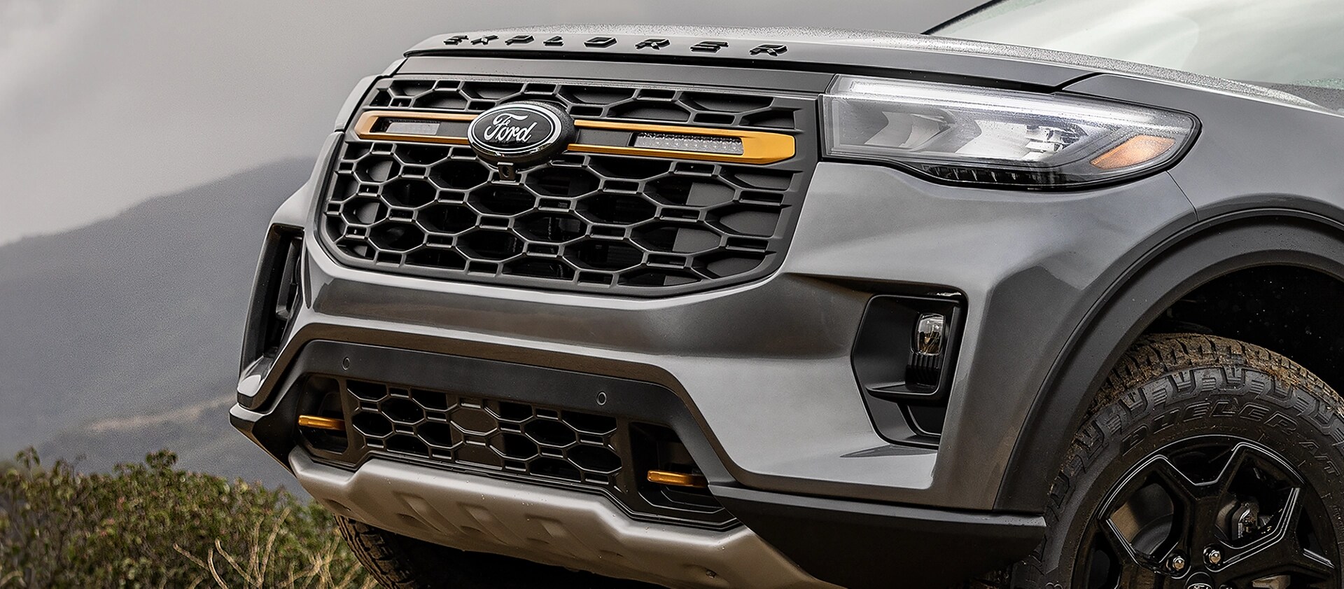 La calandre avant d’un VUS Ford Explorer® Tremor® 2026, montrant les lumières auxiliaires hors route