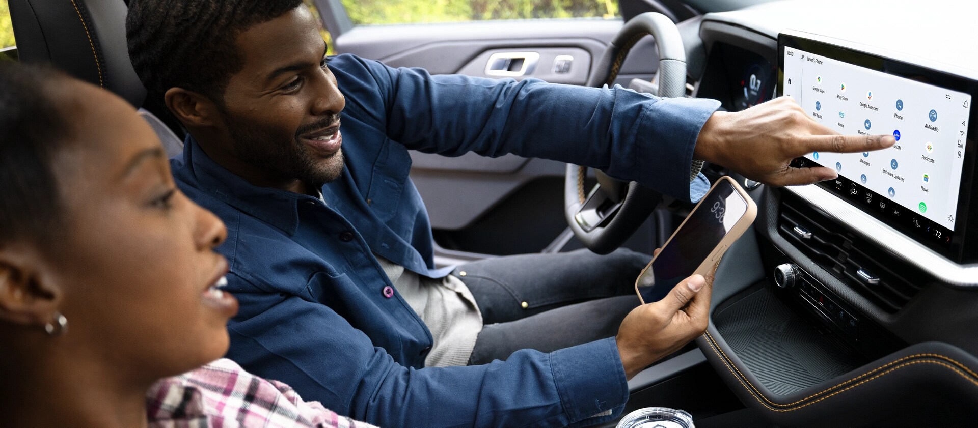 Deux personnes dans un VUS Ford Explorer® 2026 avec le système BlueCruise actif, utilisant l’écran central